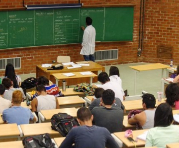 Repasses da Capes ao ensino superior sobem 16% em 2016
