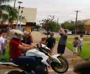 Grupo de pessoas observava e filmava manobras de motociclistas