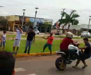 Rapaz filmava motociclistas e foi atingido no peito pela moto