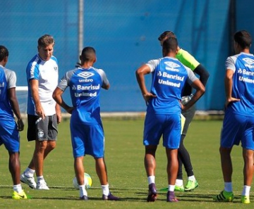 Renato, com o grupo de jogadores do Grêmio