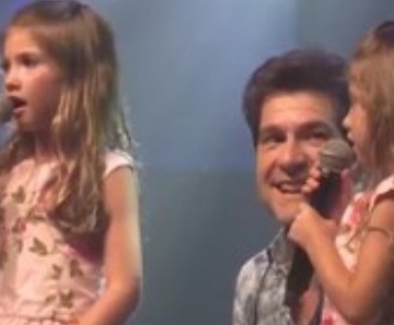 Daniel canta com as filhas Lara e Luiza 