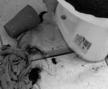 Vítimas ficaram trancadas em banheiro e tiveram os cabelos cortados 