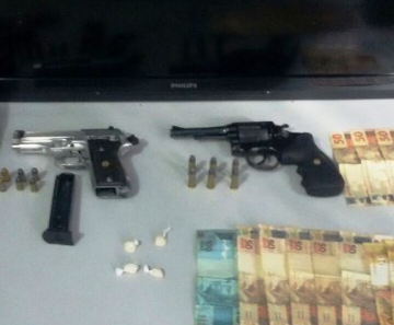 Os policiais encontraram uma pistola,  um revólver calibre 38, e dinheiro