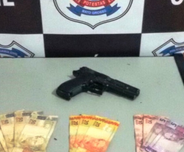 Os policiais da Derf apreenderam os R$ 340 roubados do estabelecimento, além do simulacro de arma de fogo, utilizado no assalto