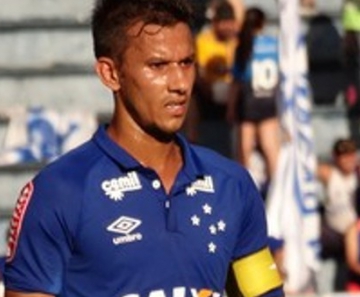 Atual capitão do Cruzeiro, Henrique tem 358 jogos com a camisa celeste