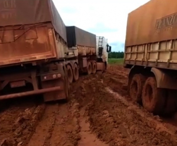 Motoristas de Mato Grosso passaram semanas presos em atoleiros na BR-163