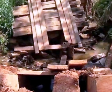 Ponte cai e deixa moradores isolados em zona rural de cidade de MT