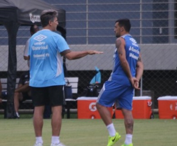 No treino de quinta, enquanto reservas aqueciam, Renato conversou com Edílson