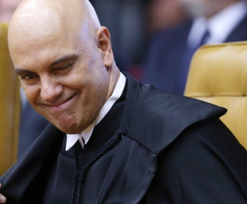 Alexandre de Moraes sorri ao tomar posse como ministro do Supremo Tribunal Federal 