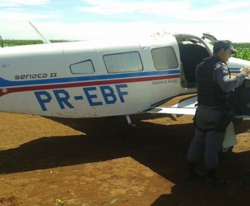 Dentro da aeronave, PM encontrou lonas que seriam usadas para embalar drogas