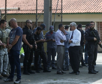 Policiais fazem vistoria na Escola Estadual Professor Raul Brasil após um tiroteio em Suzano em São Paulo