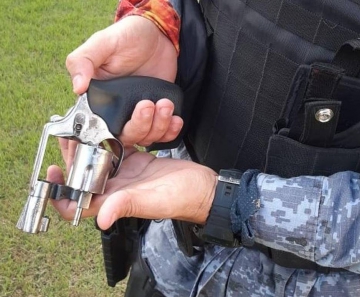 A arma usada na tentativa de roubo foi apreendida por policiais militares. — Foto: PM-MT