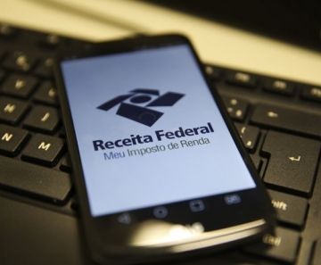 A Receita oferece ainda aplicativo para tablets e smartphones, que permite o acompanhamento das restituições - Foto: Marcello Casal Jr/Agência Brasil