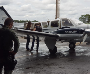 A suspeita foi transferida para Mato Grosso em uma aeronave da Sesp, escoltada pela DHPP (Foto: Polícia Civil de MT)