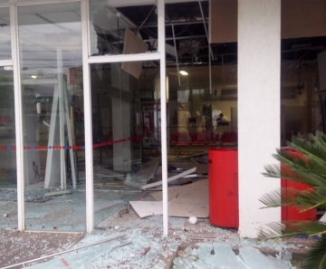 Agência bancária foi alvo de criminosos na madrugada desta quinta-feira (4) no Bairro CPA 2, em Cuiabá — Foto: Brígida Mota/TV Centro América