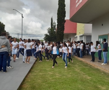 Alunos de todos os anos e cursos, realizaram uma paralisação com uma manifestação pacífica em frente à biblioteca do Instituto - Foto: Oliveira Neto / ExpressoMT