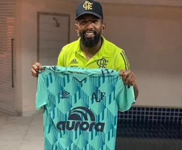 Após recusa, Márcio Araújo manda camisas da Chapecoense para jogadores do Flamengo