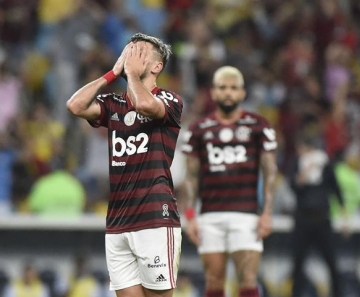 Arrascaeta sofre entorse no joelho em treino do Flamengo e está fora da partida contra o Botafogo