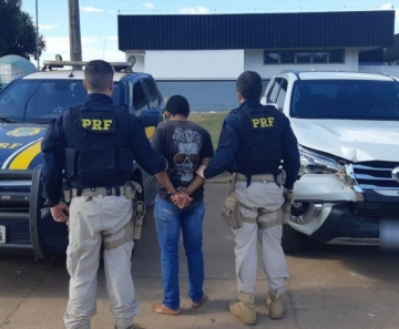 Assaltante foi preso depois de pular de carro em movimento — Foto: PRF/Divulgação