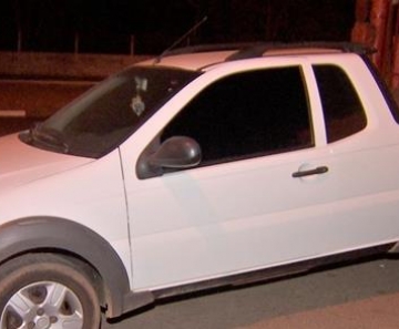 Assaltantes invadem casa, fazem família refém e roubam dois carros em Cuiabá