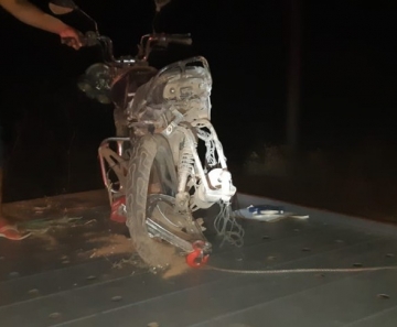 Motocicleta era pilotada por Lázaro Mendes Oliveira, de 26 anos — Foto: Polícia Rodoviária Federal de Mato Grosso/Divulgação