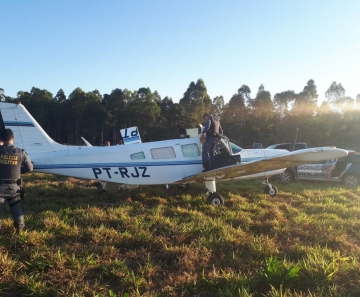Avião com 150 kg de maconha faz pouso forçado em fazenda, piloto alega que foi sequestrado e é preso em Jaciara (Foto: Polícia Militar de MT)