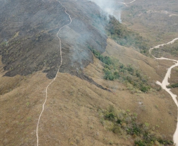 Avião com 3 mil litros d'água é usado para combater fogo perto do Parque Nacional de Chapada dos Guimarães (MT)