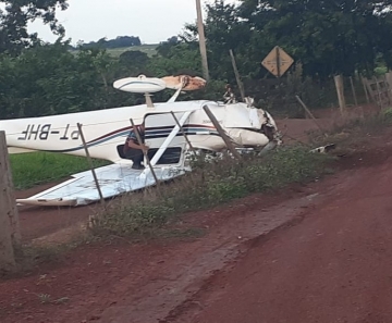 Avião com documentação vencida cai, piloto tenta esconder aeronave com lona e foge em MT