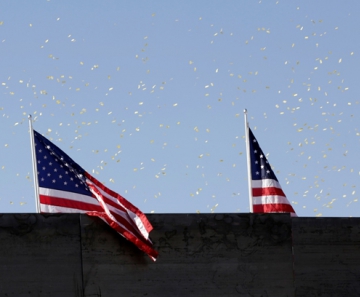 Bandeiras americanas em um muro privado na fronteira entre Estados Unidos e México em Ciudad Juárez. — Foto: Jose Luis Gonzalez/Reuters