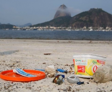 Bitucas de cigarro são a maior parte do lixo em praias brasileiras