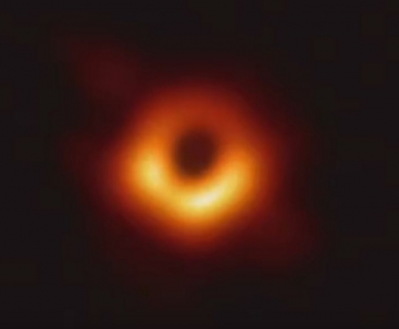 Um círculo escuro no meio de um disco resplandecente: a imagem de um buraco negro foi apresentada nesta quarta-feira ao mundo, a primeira na história da astronomia. 