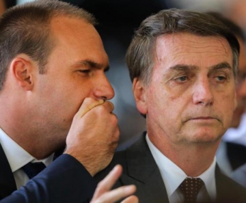 Bolsonaro disse que não quer submeter o filho Eduardo a um 'fracasso' - Foto: Sergio Lima / AFP