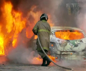 Bombeiros combatem chamas em carro na Rua Barão de Sertório — Foto: Reprodução / TV Globo