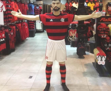 Boneco em tamanho real de Gabigol na loja oficial do Flamengo no Carioca Shopping — Foto: Divulgação