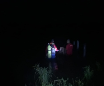 Buscas em lagoa foram feitas durante noite — Foto: Corpo de Bombeiros/Divulgação