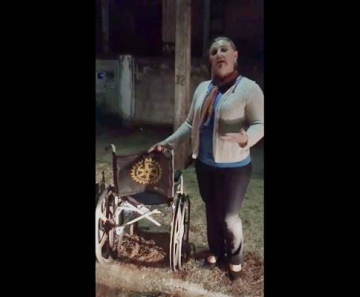 cadeira de rodas no lixo