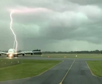 Câmera flagra momento em que raio cai próximo a avião na Nova Zelândia