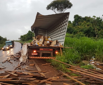 Caminhão dos Correios ficou destruído após acidente na BR-163 — Foto: Divulgação