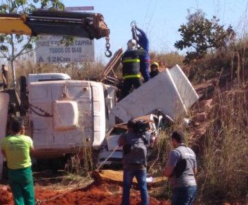 Caminhão envolvido em acidente tombou na rodovia (Foto: Leandro Trindade/ TVCA)