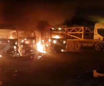 Caminhões-cegonha estavam carregados com 80 carros, todos foram destruídos pelas chamas neste domingo (23). Segundo o Corpo de Bombeiros, incêndio pode ter origem criminosa.