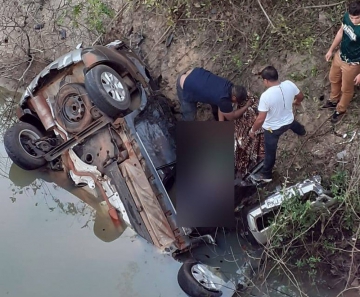 Carro saiu da pista, bateu em barranco, afundou em rio e três pessoas morreram em Cáceres — Foto: Divulgação