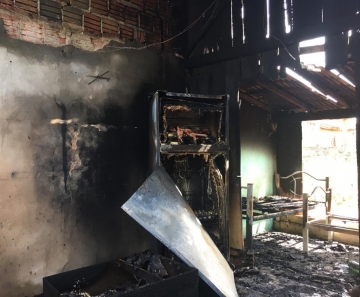 Casa é destruída pelo fogo após curto circuito e família pede ajuda em MT