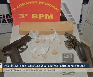 Com a vítima, a polícia apreendeu um revólver, uma arma falsa e cocaína — Foto: TVCA/Reprodução