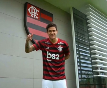 Com reverência a Zico, atacante Pedro é anunciado oficialmente pelo Flamengo