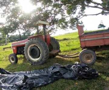Corpo da vítima foi encontrado sobre carretinha de trator em fazenda de MT (Foto: Rádio Tucunaré)