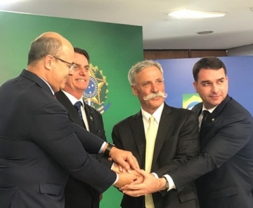 Da esquerda para a direita: Wilson Witzel (governador do RJ); presidente Jair Bolsonaro; Chase Carey (CEO da Fórmula 1); senador Flávio Bolsonaro (PSL-RJ) — Foto: Guilherme Mazui/G1