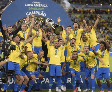 Daniel Alves levanta taça da Copa América 2019 — Foto: André Durão