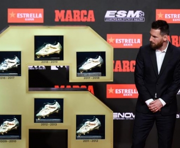 Das mãos de filhos, Messi recebe sua sexta Chuteira de Ouro, após marcar 36 gols no Espanhol