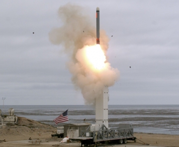 Disparo de míssil feito pelos EUA no dia 18 de agosto de 2019 — Foto: Scott Howe / DoD / AFP