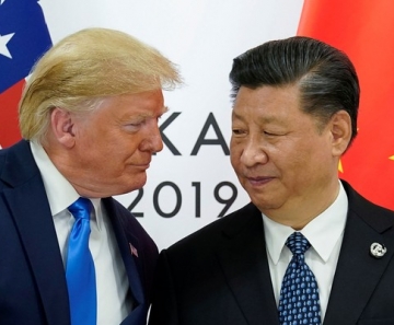 Donald Trump e Xi Jinping durante encontro em Osaka, no Japão. — Foto: Kevin Lamarque / Reuters
